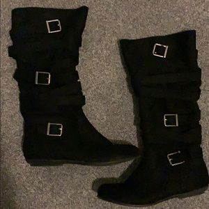 Buckle suede boot